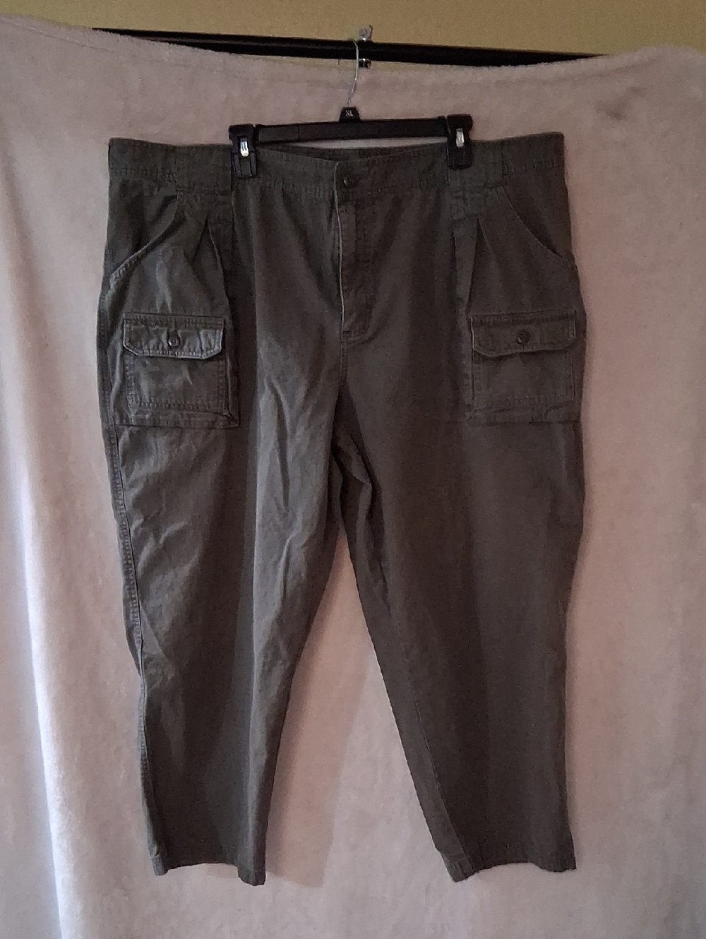 Cabela's Men's Olive Green Cargo Pants with Button-Flap Pockets